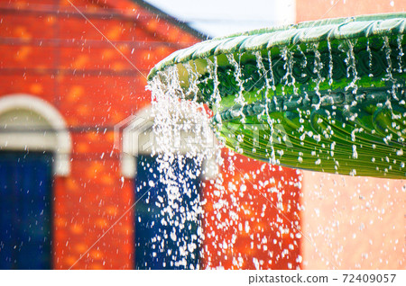 A fountain that splashes A fountain that splashes 72409057