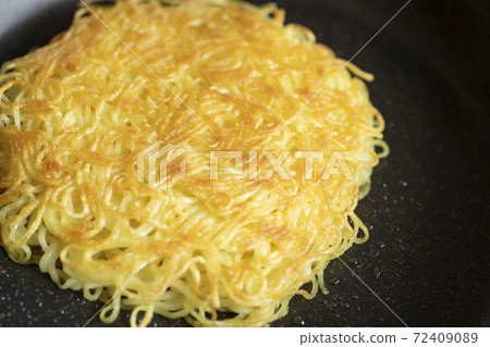 用煎鍋烤製的中國麵條[黑色背景] 72409089