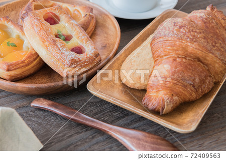 Tableware bread breakfast image material 72409563