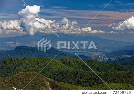 從谷川山脈和曼太郎山看到的新鮮綠色山脈和赤城山 72409739