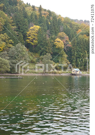 Mid-autumn of Lake Nojiri, famous for fossil Naumann elephants Mid-autumn of Lake Nojiri, famous for fossil Naumann elephants 72411076