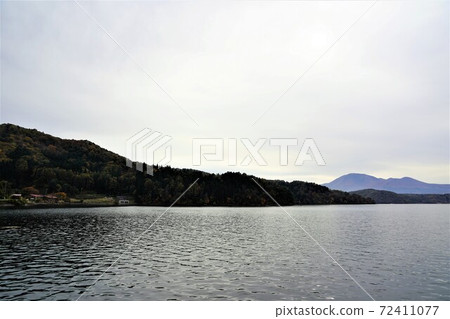 Mid-autumn of Lake Nojiri, famous for fossil Naumann elephants 72411077