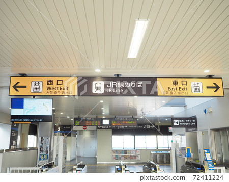 JR Tokaido Main Line Higashi-Yodogawa Station 72411224