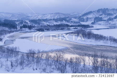 新潟縣大谷屋市信濃川水面閃耀的雪景 照片素材 圖片 圖庫