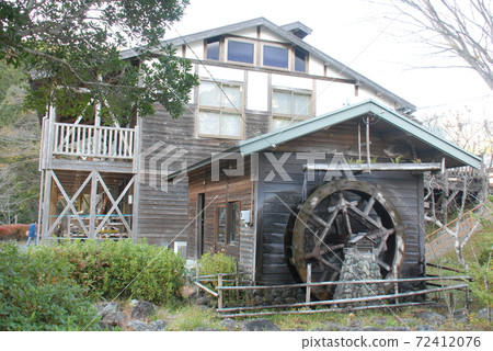 Waterwheel at Road Station "Kunma Waterwheel Village" (horizontal composition) (Tenryu-ku, Hamamatsu City, Shizuoka Prefecture) 72412076