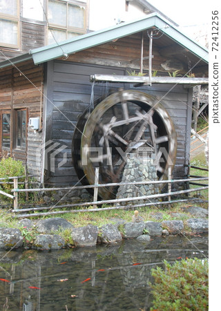 Waterwheel at Road Station "Kunma Waterwheel Village" (vertical composition) (Tenryu-ku, Hamamatsu City, Shizuoka Prefecture) 72412256