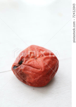 Rotten Shonai persimmons - food waste 72412843