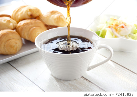 Coffee breakfast image poured into a cup Coffee breakfast image poured into a cup 72413922