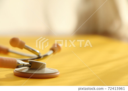 桌上的助聽器 桌上的助聽器 72413961