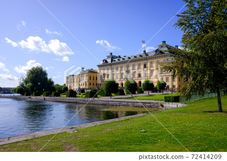 Drottningholm Palace, where the Swedish royal family lives, is a World Heritage Site called Versailles in Northern Europe. 72414209