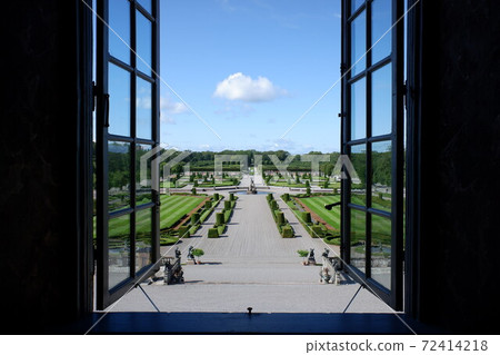 Drottningholm Palace, where the Swedish royal family lives, is a World Heritage Site called Versailles in Northern Europe. Drottningholm Palace, where the Swedish royal family lives, is a World Heritage Site called Versailles in Northern Europe. 72414218