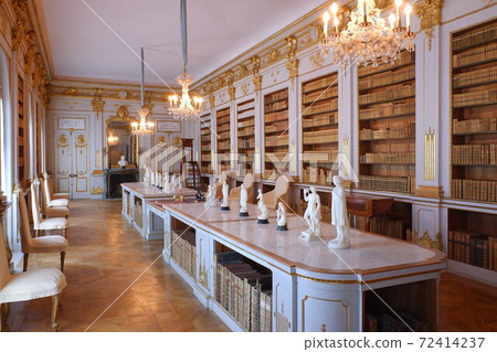 瑞典王室居住的德羅寧霍爾姆宮是斯堪的那維亞的凡爾賽宮世界遺產。 瑞典王室居住的德羅寧霍爾姆宮是斯堪的那維亞的凡爾賽宮世界遺產。 72414237