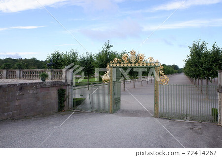 Drottningholm Palace, where the Swedish royal family lives, is a World Heritage Site called Versailles in Northern Europe. 72414262