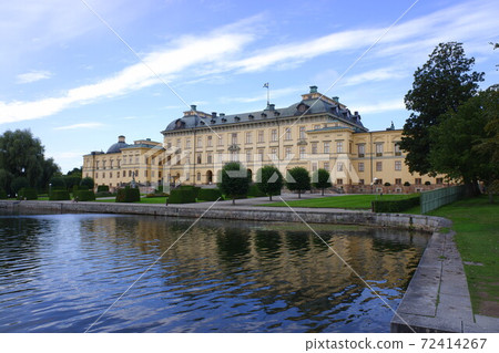 Drottningholm Palace, where the Swedish royal family lives, is a World Heritage Site called Versailles in Northern Europe. 72414267