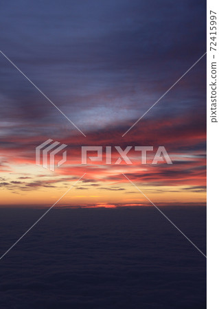 Morning glow sky before dawn Location: Behind Karamatsudake Summit Sanso (near the prefectural border between Nagano and Toyama prefectures) 72415997