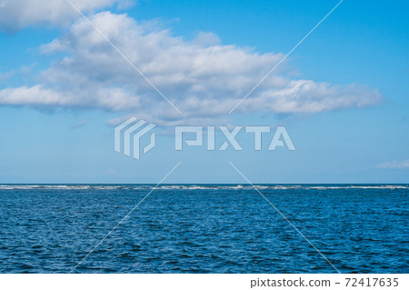 從海岸看海，藍天和白雲 72417635