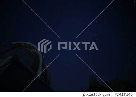 天文台圓頂的背景下閃爍著星空 72418146