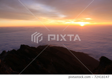 雲海和朝日照片地點：卡拉瑪達克峰山頂小屋（位於長野和富山縣之間的縣界附近） 72418147