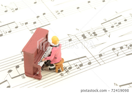 Piano 72419098