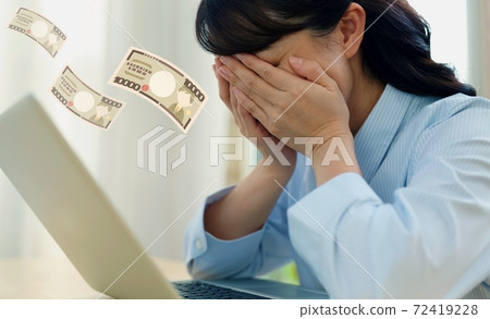 因錢減少而陷入困境的女人的形象 72419228