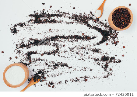 Flat lay arrangement organic body scrub with ground coffee beans Flat lay arrangement organic body scrub with ground coffee beans 72420011
