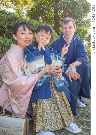 A family who came to the shrine at Shichigosan A family who came to the shrine at Shichigosan 72424292