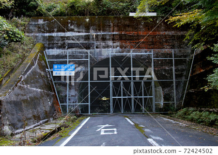 丹波市金加坂，舊國道176號上的金加坂隧道，被金屬網擋住 72424502