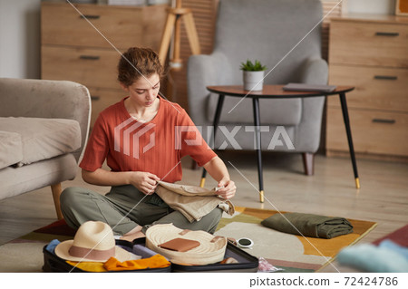 Packing things in vacation Packing things in vacation 72424786