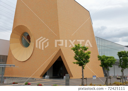 Orange building (Nisshin City Library, Nisshin City, Aichi Prefecture) 72425111