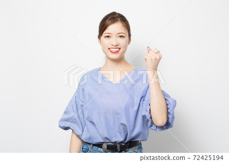 一個扮演膽量姿勢的年輕女子 72425194