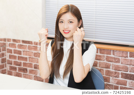 A young woman who plays guts pose A young woman who plays guts pose 72425198
