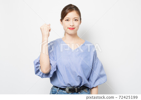 A young woman who plays guts pose A young woman who plays guts pose 72425199
