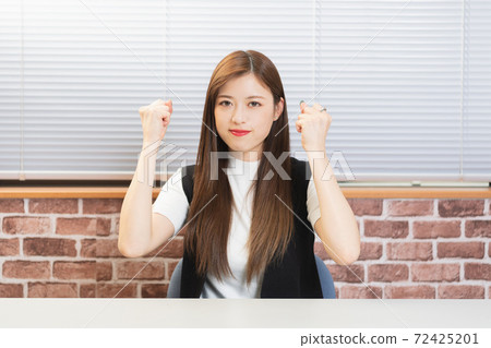 一個扮演膽量姿勢的年輕女子 72425201
