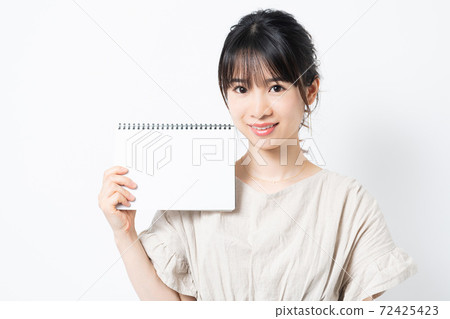Young woman with sketchbook Young woman with sketchbook 72425423