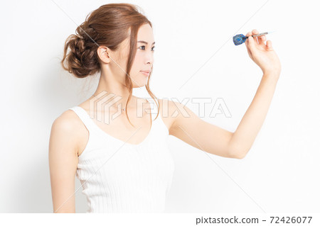 飛鏢箭頭的年輕女子 飛鏢箭頭的年輕女子 72426077