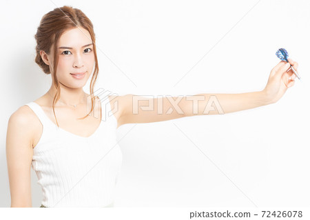 Young woman with darts arrow Young woman with darts arrow 72426078