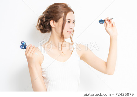 Young woman with darts arrow Young woman with darts arrow 72426079