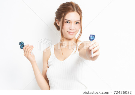 Young woman with darts arrow Young woman with darts arrow 72426082