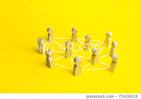 People connected by lines on a yellow background. Self-organized hierarchical business company system. Distribution responsibilities tasks between workers. High autonomy. Social management strategies 72426818