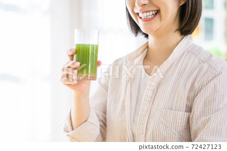 Young woman with vegetable juice Young woman with vegetable juice 72427123