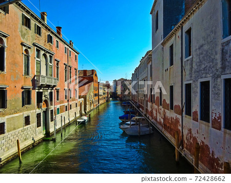 Venetian waterway 72428662