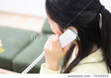 打電話的女人 72428974