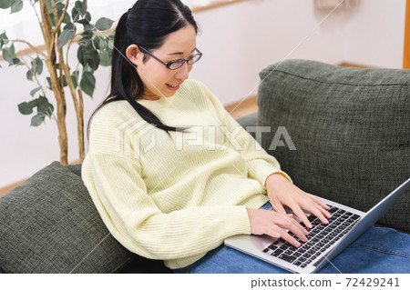 使用一台筆記本電腦的女人 使用一台筆記本電腦的女人 72429241
