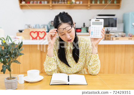 有計算器的婦女 有計算器的婦女 72429351