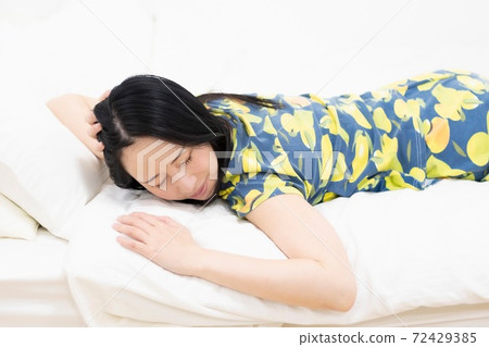 一個女人躺在床上 一個女人躺在床上 72429385