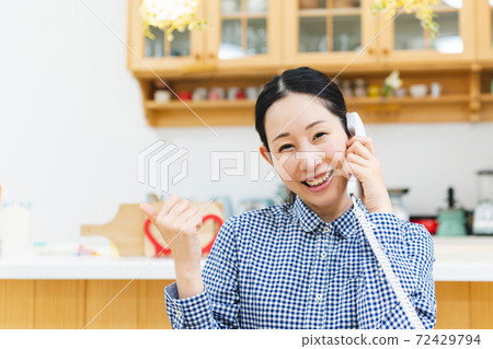 打電話的女人 72429794