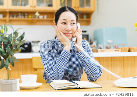 打電話的女人 打電話的女人 72429811