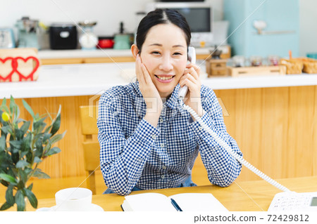 打電話的女人 打電話的女人 72429812