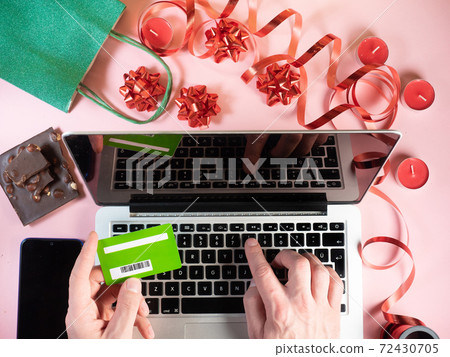 Top view of man making online shopping buying gifts with credit card. 72430705