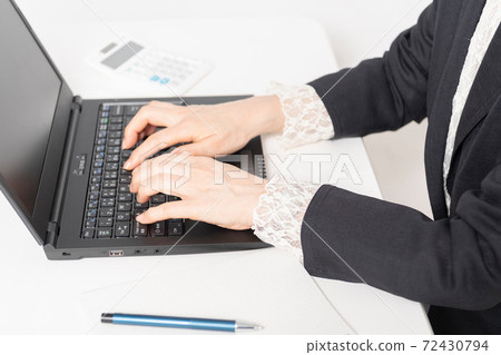 Female hand using a laptop 72430794